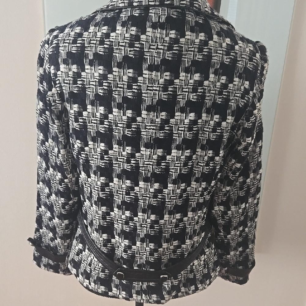Elegant Black and White Women's Blazer - Picture 2 of 4